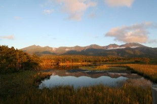 秋の知床五湖と夕日に照らされた知床連山。ため息の出る美しさです。