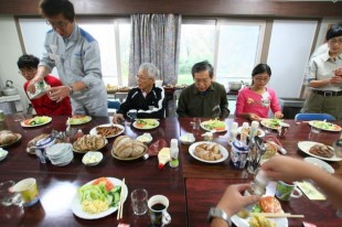 安全でおいしいものを食卓へ、そしてできるだけ地元へ還元を！モットーに食材を仕入れています。