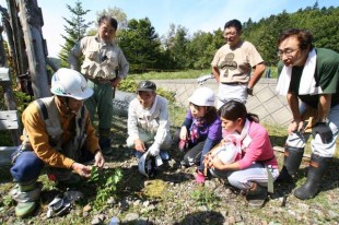 作業の合間、森の番人からは、森のこと、動植物のこと、いろいろな話を聞きました。