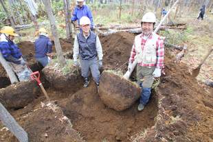 大型苗の掘り取り。移植後の成長に必要十分かつ重すぎない土の量に！なかなかコツがいります。