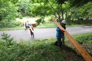 車が入れない作業場までは、道具も資材も全て人力で運びます。