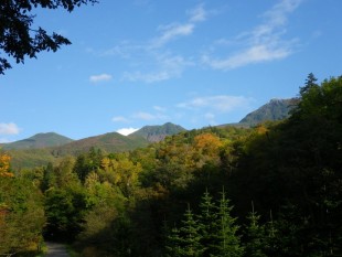 天高く晴れ渡る青空。奥に見える羅臼岳の頂は、うっすら白くなっていました。