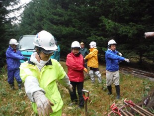 作業前の準備運動。寒さに対応できるように、ゆっくり、しっかりと伸ばします。