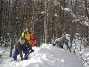 資材庫の屋根の雪下ろし作業。転落に気を付けての作業です。