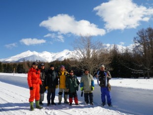 ご参加下さったボランティアさんと。知床連山が青空に映える美しい日でした。