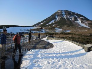 知床峠は季節外れの積雪