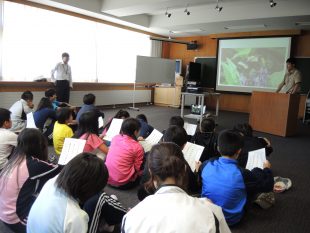 真剣に授業に取り組むウトロ学校の生徒たち。