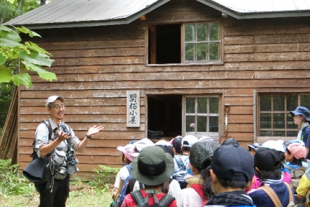 子どもたちにしれとこ100平方メートル運動につて開設する職員．