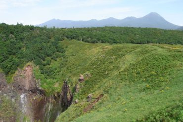 フレぺの滝と知床連山