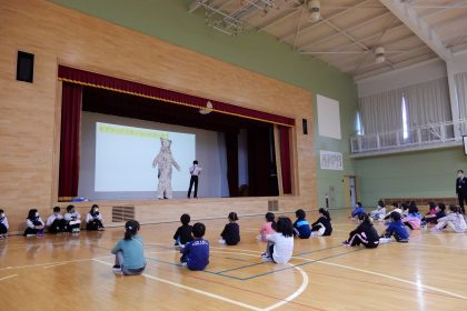 今年も知床ウトロ学校で「ヒグマ授業」を行いました