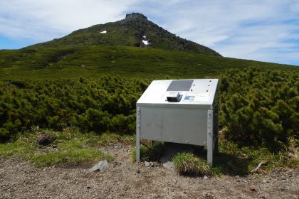 8月18日硫黄山登山道において、ヒグマが荷物を物色する事例が発生しました。