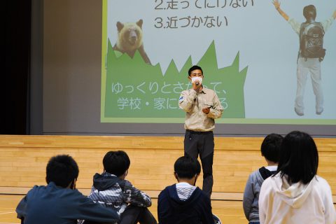 知床ウトロ学校で「クマ授業」を開催しました