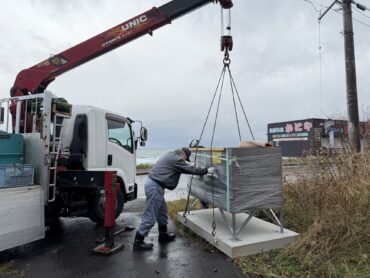 とれんベア設置時の様子。クレーン車を使って設置します。